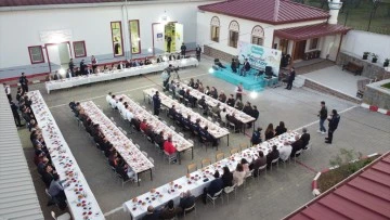 H&uuml;k&uuml;ml&uuml;lerin ilahileri protokol&uuml; mest etti