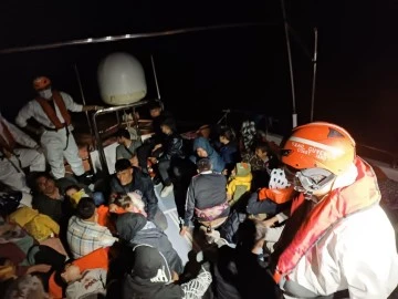 İHA'lar tespit etti, lastik bot i&ccedil;indeki 52 kişi yakalandı