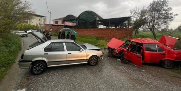 İki otomobil kafa kafaya &ccedil;arpıştı: 2 yaralı