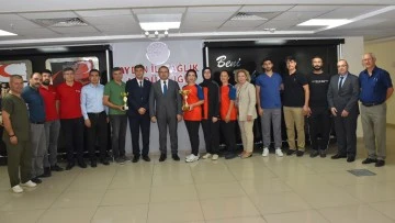 İl Sağlık M&uuml;d&uuml;r&uuml; Şenkul başarılı takımların oyuncularını ağırladı