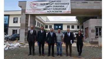 İl Sağlık M&uuml;d&uuml;r&uuml; Şenkul yapımı s&uuml;ren hastanede incelemelerde bulundu