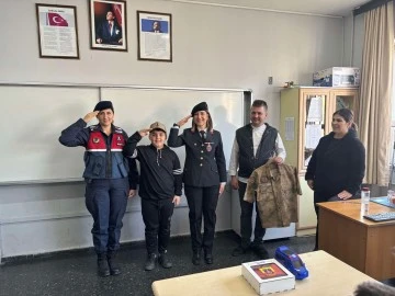 İlkokul &ouml;ğrencisinin bayrak hassasiyeti duygulandırdı