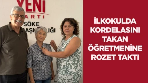 İlkokulda Kordelasini Takan &Ouml;ğretmenine Rozet Takti