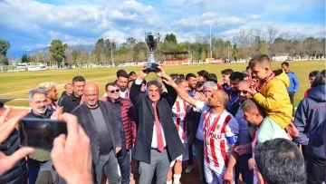 İncirliova Belediyespor namağlup şampiyon oldu