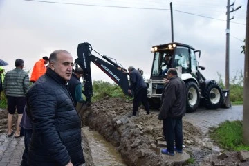 İncirliova&rsquo;da sağanak yağış sonrası m&uuml;cadele gece boyunca s&uuml;rd&uuml;