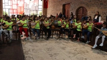 İstiklal Marşı'nı bağlamayla &ccedil;alan minikler, takdir topladı