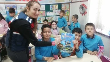 Jandarma ekipleri &ouml;ğrencileri bilgilendirme faaliyetlerine devam ediyor