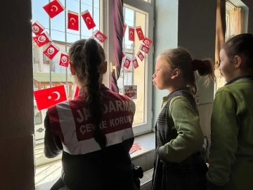 Jandarma ekipleri okulu bayraklarla s&uuml;sledi