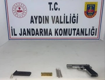 Jandarma ş&uuml;phelendi, ara&ccedil;tan silah ve uyuşturucu &ccedil;ıktı