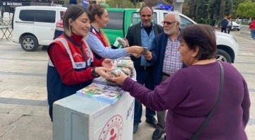 Jandarma ve polis sokak hayvanları i&ccedil;in &uuml;cretsiz mama dağıttı