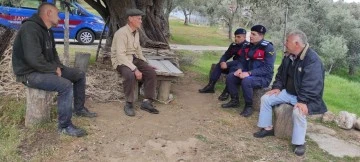  Jandarmadan yaşlı &ccedil;ınarlara saygı 
