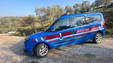 Ka&ccedil;ak kazı yaparken, jandarmaya yakalandılar