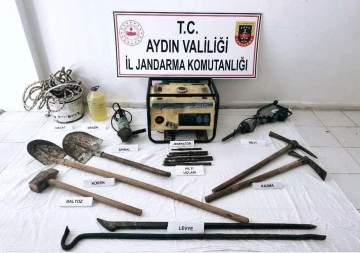 Ka&ccedil;ak kazı yaparken su&ccedil;&uuml;st&uuml; yakalandılar