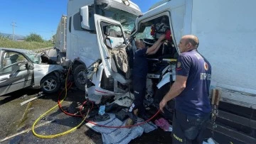 Kamyon karşı şeride ge&ccedil;ti, tır ve otomobile &ccedil;arptı: 3 yaralı