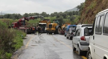 Kamyon şof&ouml;r&uuml;n&uuml;n acelesi, trafiği fel&ccedil; etti