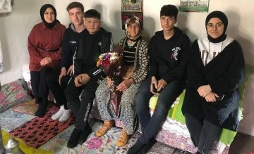 Karacasu&rsquo;da &ouml;ğrenciler yaşlıları yalnız bırakmıyor