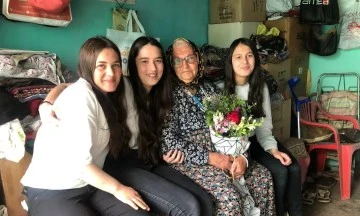 Karacasu&rsquo;da &ouml;ğrenciler yaşlıları yalnız bırakmıyor