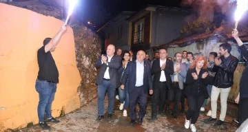 KARAKOZ'A NAZİLLİ'DE COŞKULU KARŞILAMA: MEŞALELER YAKILDI, SLOGANLAR ATILDI