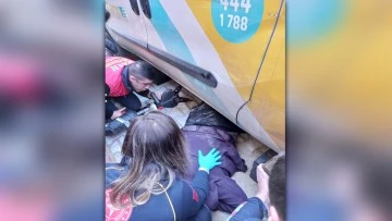 Kargo dağıtım aracının altında kalan kadını itfaiye kurtardı