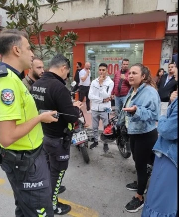 Kasksız yakalanan motosiklet s&uuml;r&uuml;c&uuml;s&uuml;, polisleri &ccedil;ileden &ccedil;ıkardı