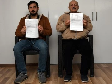 Kavga sırasında oğlunu bastonunu savurarak kurtarmaya &ccedil;alıştı