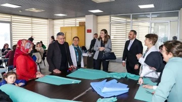 Kaymakam Polat ve Başkan G&uuml;ler kadınların &ccedil;alışmalarını yerinde inceledi
