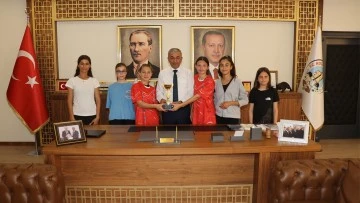 Kazandıkları kupayı başkan Kaplan'a hediye ettiler