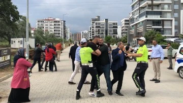 Kazayı yara almadan atlatan s&uuml;r&uuml;c&uuml; ve yakınları kavga etti