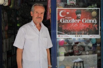 Kıbrıs Gazisi Ballıoğlu, astığı afişlerle gaziliğin &ouml;nemine dikkat &ccedil;ekiyor