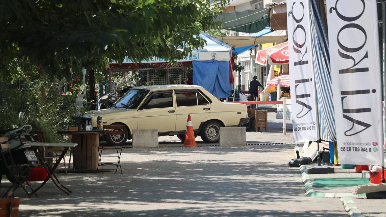 Ko&ccedil;arlı Belediyesi'nden trafiğe kapalı alanlara &ccedil;&ouml;z&uuml;m! Beton bariyer yerleştirildi