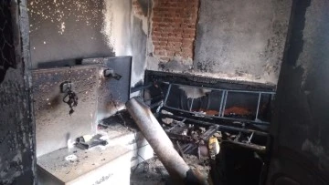 Ko&ccedil;arlı&rsquo;da &ccedil;ıkan yangında ev kullanılamaz hale geldi