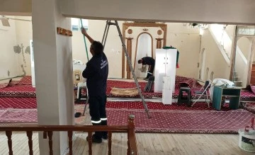 Ko&ccedil;arlı&rsquo;da mezarlık ve camiler bayrama hazırlanıyor