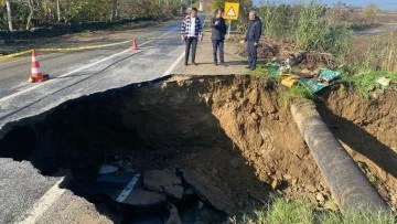 Ko&ccedil;arlı&rsquo;da yağış sonrası karayolunda &ccedil;&ouml;kme meydana geldi