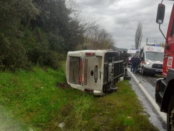 Ko&ccedil;arlı&rsquo;da yolcu minib&uuml;s&uuml; devrildi: 2 yaralı