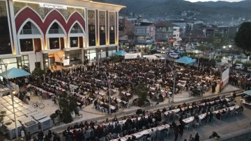 Ko&ccedil;arlılılar g&ouml;n&uuml;l sofrasında iftar a&ccedil;tı