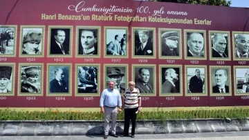 Koleksiyondaki Atat&uuml;rk fotoğraflarını g&ouml;r&uuml;nce duygulandı