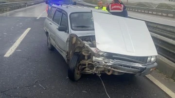 Kontrolden &ccedil;ıkan otomobil bariyerlere &ccedil;arptı
