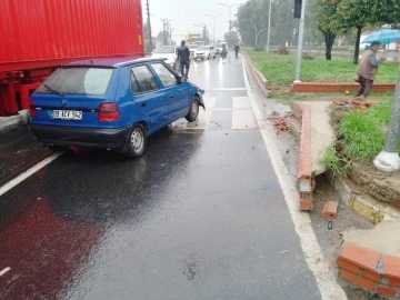 Kontrolden &ccedil;ıkan otomobil ref&uuml;je &ccedil;arptı: 3 yaralı