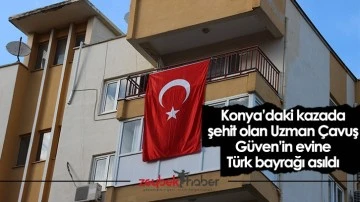 Konya&rsquo;daki kazada şehit olan Uzman &Ccedil;avuş G&uuml;ven&rsquo;in evine T&uuml;rk bayrağı asıldı