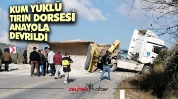 Kum y&uuml;kl&uuml; tırın dorsesi anayola devrildi