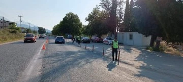Kurallara uymayan s&uuml;r&uuml;c&uuml;ler jandarmadan ka&ccedil;amadı