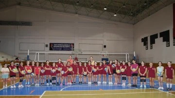 Kuşadalı &ccedil;ocuklar belediyenin &uuml;cretsiz spor okullarında eğitim g&ouml;r&uuml;yor