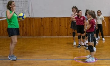 Kuşadalı &ccedil;ocuklar tatillerini yaz spor okulları ile değerlendiriyor
