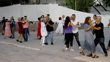 Kuşadalılar 100&rsquo;&uuml;nc&uuml; yılı 100 kişilik vals g&ouml;sterisi ile kutlayacak