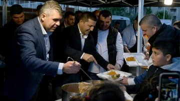 Kuşadalılar Başkan G&uuml;nel ile iftarda buluştu