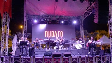 Kuşadalılar Rubato ile Balık&ccedil;ılar Meydanı&rsquo;nda keyifli bir gece yaşadı