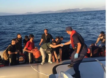 Kuşadası a&ccedil;ıklarında 25 d&uuml;zensiz g&ouml;&ccedil;men kurtarıldı