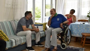 Kuşadası Belediyesi, bakım hizmeti alan babaları unutmadı