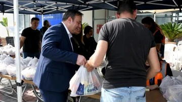Kuşadası Belediyesi &ccedil;ocukların beslenme &ccedil;antalarını dolduruyor