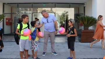 Kuşadası Belediyesi &ccedil;ocukların y&uuml;zlerini g&uuml;ld&uuml;rd&uuml;